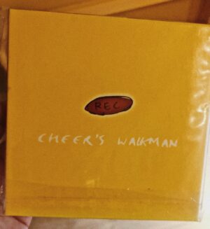 Cheer Chen Instagram - 起床看到同事傳了連結，說誠品音樂館黑膠榜上，前十名有三張是我的唱片，我點進去看，仔細地看了每一張的介紹文字，想起誠品音樂館在我出道後那年，1999年開始營業，許多珍貴的專輯終於能輕易地買回家聆聽。更想起我為了販賣Demo，第一次帶著自己的音箱麥克風還有吉他，走進還不曾有人唱過的誠品書店。﻿
﻿
當時書店裡異常安靜，有人席地而坐，距離我的腳尖不遠，有人遠遠手上拿著書，抬起頭看著我輕輕在唱。每次安排唱六首歌，如果有人(可能是十個人)欲罷不能輕聲鼓譟，我就會多唱幾首最近剛寫的，可能還只是發展中片段的新曲，當成安可。在誠品販售的Demo2是用簡陋的MD錄製，封面內頁自己簡單手繪，在民生誠品的書櫃後，在內湖誠品的騎樓，天母誠品的馬路邊，西門誠品停車場前，台北車站前店的公車站牌旁，當然還有敦南誠品的小廣場，唱完以後當場親手賣給聽眾。一對一的感情，隨著時代異動，在寫下每個字的此刻，我仍然感覺到，即使情感隨著介面改變，初衷依舊。﻿
﻿
有些燈熄滅，就會有些燈亮起，有些所在支持我們到深夜，我們也同時奉獻出黎明。時代的變化並不令人畏懼，載體的改變也不用太過感傷，書與音樂仍在，路途中，就不孤單。﻿