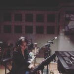 Cheer Chen Instagram - 第一次擔綱電影長片的配音工作 導演十分有耐心、講解也很清楚 配音時電影還未全部剪接完成 但看到的片段已經非常珍貴動人 也透過這次的合作認識更多關於臺灣黑熊的知識 推薦大家一起到戲院欣賞 麥覺明導演及團隊歷經11年跋涉山水拍攝 與野生的臺灣黑熊面對面 展開最近距離的接觸 深入黑熊的家，尋找山的靈魂 《黑熊來了》12/13上映