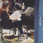 Cheer Chen Instagram - 第一次擔綱電影長片的配音工作 導演十分有耐心、講解也很清楚 配音時電影還未全部剪接完成 但看到的片段已經非常珍貴動人 也透過這次的合作認識更多關於臺灣黑熊的知識 推薦大家一起到戲院欣賞 麥覺明導演及團隊歷經11年跋涉山水拍攝 與野生的臺灣黑熊面對面 展開最近距離的接觸 深入黑熊的家，尋找山的靈魂 《黑熊來了》12/13上映