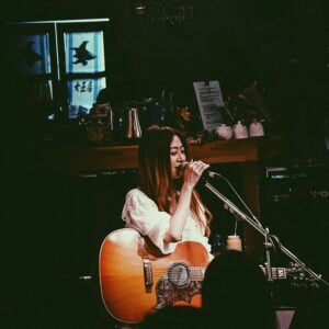 Cheer Chen Instagram - 🧙‍♀️﻿
﻿
「我有一種感受，就是其實宇宙或者某種力量，是很希望很希望我們能夠成功，很希望很希望我們能夠得到我們想要的。只是大多數的時間，我們都只知道自己不要什麼，沒有辦法具體描繪出自己想要的未來。在這種前提之下，可能很容易看到別人擁有什麼就會覺得那會不會其實也是我要的。於是我們就一直走在別人的路上而錯過了自己要的生活。」﻿
﻿
—2019.4.30 @女巫店﻿
﻿
1.傷害﻿
2.跳舞吧﻿
3.Pussy﻿
4.Peace&Revolution﻿
5.殘缺的彩虹﻿
6.神魂顛倒﻿
7.華生﻿
8.沙發海﻿
﻿
中場休息﻿
﻿
9.沙漏﻿
10.52赫茲﻿
11.時間的歌﻿
12.小步舞曲﻿
13.小塵埃﻿
14.下個星期去英國﻿
15.越洋電話﻿
16.靈感﻿
17.別送我回家﻿
18.普魯斯特行動﻿
19.吉他手﻿
20.九份的咖啡店﻿
21.80%完美的日子﻿
﻿