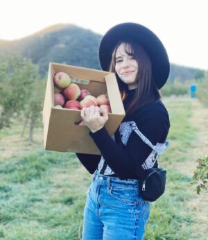 Chelsea Cook Instagram - Gala and pink lady apples are the best and that’s my… core belief.