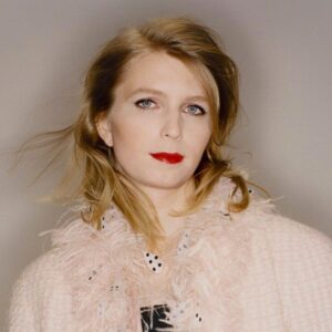 Chelsea Manning Instagram - time for that closeup 😏💕 @dazed https://dazd.co/2N2jSAT