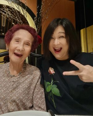 Chen Liping Instagram - 生日大快乐🎂天天是母亲节❤️笑口常开😍
祝妈妈: 喜乐、安康 ❤️❤️❤️
妈妈祝: 内外都平平安安、健健康康❤️❤️❤️

Happy Blessed Birthday to My HappyHappy Mom❤️❤️❤️

#Blessed #Happy #Birthday #Love #PTL