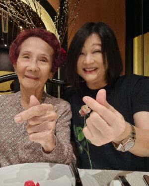 Chen Liping Instagram - 生日大快乐🎂天天是母亲节❤️笑口常开😍
祝妈妈: 喜乐、安康 ❤️❤️❤️
妈妈祝: 内外都平平安安、健健康康❤️❤️❤️

Happy Blessed Birthday to My HappyHappy Mom❤️❤️❤️

#Blessed #Happy #Birthday #Love #PTL