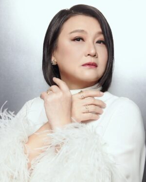 Chen Liping Instagram - 学无止境✨❤️✨与时并进
.
.
.
Photo @hansgoh
Jewellery @tiffanyandco
Wearing @ivanyoungofficial
Style by @mlvn.y
Makeup @liusherry
Hair @mrlow
Nails @bellusdecharme
@thecliffordclinic
@chowyuenho
@the_celebrityagency
@mediacorp

#Mediacorp #StarAwards
#ChenLiPing #PTL
#陈莉萍