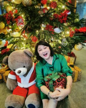 Chen Liping Instagram - Joy to the World.. 🎶🎵🌍❤️
Merry Christmas Everyone!🎄🎅💝❤️
#Blessed #Christmas #Savior
#Love #Peace #Joy #PTL
#ChenLiPing #陳莉萍