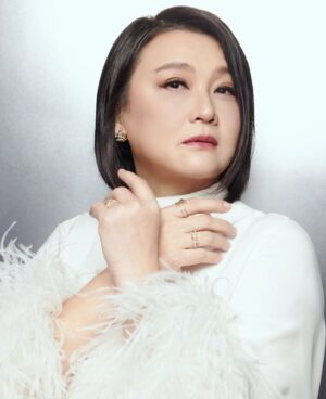 Chen Liping Instagram - Love Love ✨🌟✨❤️❤️❤️

#红星大奖 #StarAwards #PTL

@ivanyoungofficial 
@tiffanyandco 

styling: @mlvn.y
makeup: @liusherry 
hair: @mrlow

1st Photo: @eugeneegumpp
2/3 Photo: @hansgoh