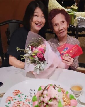 Chen Liping Instagram - 生日大快乐🎂天天是母亲节❤️笑口常开😍
祝妈妈: 喜乐、安康 ❤️❤️❤️
妈妈祝: 内外都平平安安、健健康康❤️❤️❤️

Happy Blessed Birthday to My HappyHappy Mom❤️❤️❤️

#Blessed #Happy #Birthday #Love #PTL