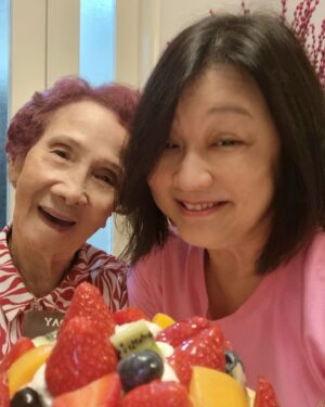 Chen Liping Instagram - 生日大快乐🎂天天是母亲节❤️笑口常开😍
祝妈妈: 喜乐、安康 ❤️❤️❤️
妈妈祝: 内外都平平安安、健健康康❤️❤️❤️

Happy Blessed Birthday to My HappyHappy Mom❤️❤️❤️

#Blessed #Happy #Birthday #Love #PTL