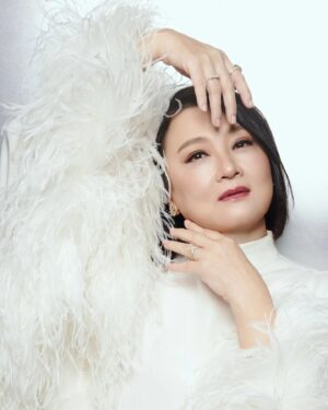 Chen Liping Instagram - 学无止境✨❤️✨与时并进
.
.
.
Photo @hansgoh
Jewellery @tiffanyandco
Wearing @ivanyoungofficial
Style by @mlvn.y
Makeup @liusherry
Hair @mrlow
Nails @bellusdecharme
@thecliffordclinic
@chowyuenho
@the_celebrityagency
@mediacorp

#Mediacorp #StarAwards
#ChenLiPing #PTL
#陈莉萍