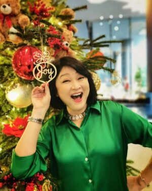 Chen Liping Instagram - Joy to the World.. 🎶🎵🌍❤️
Merry Christmas Everyone!🎄🎅💝❤️
#Blessed #Christmas #Savior
#Love #Peace #Joy #PTL
#ChenLiPing #陳莉萍