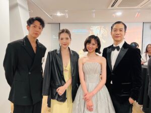 Chen Yan-Fei Instagram - Busan ACA & G.OTT Awards✨

能夠跟大家一起站在這裡好像一場夢☁️
無法言喻的雀躍與激動，在釜山的那幾天心情就像雲霄飛車，直到最後一刻到站了才慢慢反應過來。

非常感謝《人選之人-造浪者》 @thewavemakers.official 帶領我一起前往亞洲內容大獎。

謝謝亞洲內容大獎的肯定，入圍女配角已經驚喜萬分，可以拿到年度新星獎直到此刻還是覺得好不可思議！🥹🏆💗

謝謝一直以來在我身邊的工作夥伴們！
謝謝 @welldonefilm 你們像家人般的存在與陪伴和包容🫶🏻
謝謝我親愛的造型團隊讓我自在又閃亮的上台♡

Makeup&Hair @backstage_aga @backstage__makeup 
Stylist @ting_ting_huei @emayuyun @zestylingstudio 
Wardrobe @baitangwedding @baitangcollection 
@renecaovilla.tw 
@apmmonaco

#ACA2023 
#ACAGOTT
#asiacontentsawardsglobalottawards