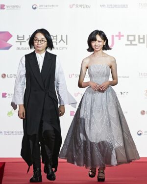 Chen Yan-Fei Instagram - Busan ACA & G.OTT Awards✨

能夠跟大家一起站在這裡好像一場夢☁️
無法言喻的雀躍與激動，在釜山的那幾天心情就像雲霄飛車，直到最後一刻到站了才慢慢反應過來。

非常感謝《人選之人-造浪者》 @thewavemakers.official 帶領我一起前往亞洲內容大獎。

謝謝亞洲內容大獎的肯定，入圍女配角已經驚喜萬分，可以拿到年度新星獎直到此刻還是覺得好不可思議！🥹🏆💗

謝謝一直以來在我身邊的工作夥伴們！
謝謝 @welldonefilm 你們像家人般的存在與陪伴和包容🫶🏻
謝謝我親愛的造型團隊讓我自在又閃亮的上台♡

Makeup&Hair @backstage_aga @backstage__makeup 
Stylist @ting_ting_huei @emayuyun @zestylingstudio 
Wardrobe @baitangwedding @baitangcollection 
@renecaovilla.tw 
@apmmonaco

#ACA2023 
#ACAGOTT
#asiacontentsawardsglobalottawards