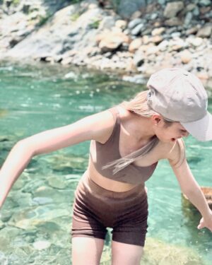 Chen Yi Xin Instagram - 不知道發些什麼好～翻翻相簿 發現

2022夏天超快樂⋯🏖️
跟好多朋友去海邊透風 兩個月穿四套泳裝👙
 (還都不敢發😂）

-
其實沒有很喜歡玩水 我很怕水 但總覺得
夏天就是要穿比基尼去海邊才算享受過這夏天～
然後就曬黑/曬傷 換來一批美照這樣～ 
但還是很喜歡坐在海邊聽海水拍打的聲音ㄚ

-
最近處於一個焦慮又心急的狀態⋯每天都在告訴自己 
莫急莫慌莫害怕  跟著感覺走 回到最初的自己
給自己勇氣 不顧一切不畏懼的往前衝 只為得到理想結果

接下來可能有一些新的規劃跟一些變動會ㄧ一告訴大家 等等我！！