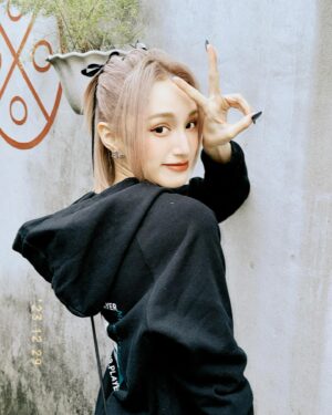 Chen Yi Xin Instagram - 開心黑隊🖤🦭🕷️

-
中指有細菌人保護