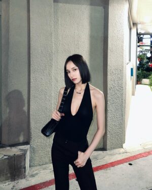 Chen Yi Xin Instagram - How to be a cool girl tips: just put hands in the pocket ( ⁼̴̀ .̫ ⁼̴ )✧

@herchofficial
