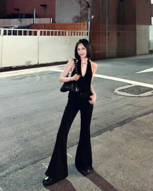 Chen Yi Xin Instagram - How to be a cool girl tips: just put hands in the pocket ( ⁼̴̀ .̫ ⁼̴ )✧

@herchofficial