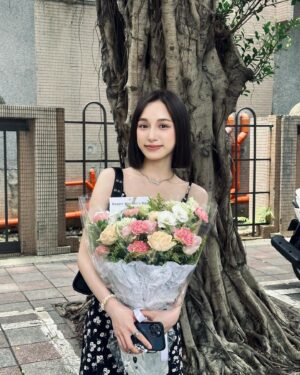 Chen Yi Xin Instagram - 今天是花仙子💐

極度不捨染深的我 
竟然被 @kino_hair 特調給說服了！！
這顏色太質感 瘋狂欣賞自己ദ്ദി ˉ͈̀꒳ˉ͈́ )✧