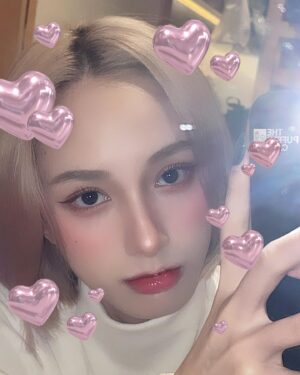 Chen Yi Xin Instagram - ✌🏻

兩年從E變I 🫗