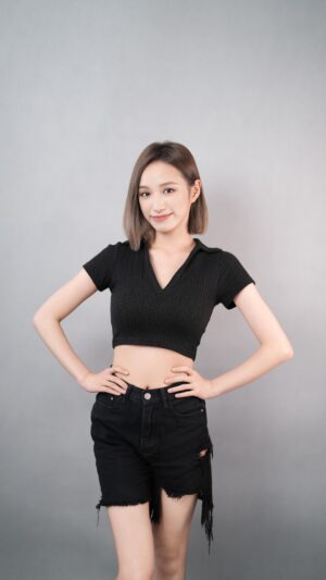 Chen Yi Xin Instagram - 不用飛韓國也能體驗最火紅的 #個人色彩診斷 

本很害怕鑑定完 黑色衣服通通該丟了～
沒想到我其實還算蠻了解自己ㄉ嘛🙊

從服裝、適合妝感、頭髮捲度、適合造型、染髮顏色、飾品、眼鏡、瞳孔顏色、指甲顏色等等 
在 @kolor_tone 都能找出最適合自己ㄉ

知道專屬於自己的色彩後在彩妝、穿搭風格上再也不怕花冤枉錢！！

不用因為別人的想法、看法、眼光而去改變自己
做任何事都是一定要因為你自己開心 ◡̎

-

🧸Cindy的專屬優惠🪄

追蹤 @c_x_i_n._.1011 @kolor_tone IG  並按讚此貼文👍🏻
私訊 @kolor_tone 客服「我要Cindy的專屬折扣碼」🪄

即可立即享有「個人色彩深層診斷-女生版」
折價2000元的限量優惠！2000元！！2000元！！！
限量10名 先搶先贏！
趕快預約找出屬於你的個人色彩吧🎀

#KOLORTONE #korea  #色彩鑑定 #個人色彩診斷