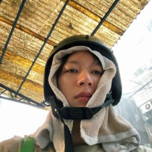 Chen Yu Instagram - #夏の俳句 
已經夠少騎車了，附近游個泳，想愜意擁抱夏天，也太夏了吧。
取名《夏哭》