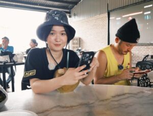 Chen Yu Instagram - 馬來西亞新山最終回播完了👾（有雷）

-
這次運氣實在有點太好，
最後世界景點那一關我甚至不知道有懲罰，怎麼可能完全沒抽到？太扯了，更不用說最後那個黃皮黑骨抽球，全場大尖叫，我驚嚇到斷片，尖叫超久，真的有綜藝之神，我大起雞皮疙瘩！
像是打麻將贏太多要鑽桌角一樣，回來小小捐款 買一堆伴手禮給朋友們。
遊戲這種事情，運氣佔很大一部分，有時候就是猶豫一下，運突然全沒了；或是一個亂搞，氣突然湧上來了。
很開心綜藝玩很大讓我這個小矮子變成女戰神🤩💪🏻
我愛大家！
也謝謝大家收看🙌🏻