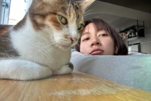 Chen Yu Instagram - 2023掰掰👋🏻
今年是身體狀況最不穩定的一年，做了各式各樣的檢查都沒有結果，心因性，這個結果也顯示出人有多需要一個可以抓住的結果，唉
總之，現在康復後覺得什麼問題都不是問題了。
不慌不忙，是心之所向，繼續相信自己、相信身邊的夥伴。
謝謝大家的陪伴，又一起度過一年，
祝螢幕前的你2024快樂平安☺️✨
-
③有一段時間我把台北某酒吧的iPad菜單封面全換成小碗的照片
④我以為我很累，來找好友充電，沒想到她比我更累，輸了
⑤⑥今年最了不起的貓保母，真的太麻煩你們了，謝謝🥹
⑦⑧我的2023超過一半是女兒大人加個賴，我只能用一些大叫的情緒來表達，痛快。