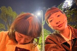 Chen Yu Instagram - 2023掰掰👋🏻
今年是身體狀況最不穩定的一年，做了各式各樣的檢查都沒有結果，心因性，這個結果也顯示出人有多需要一個可以抓住的結果，唉
總之，現在康復後覺得什麼問題都不是問題了。
不慌不忙，是心之所向，繼續相信自己、相信身邊的夥伴。
謝謝大家的陪伴，又一起度過一年，
祝螢幕前的你2024快樂平安☺️✨
-
③有一段時間我把台北某酒吧的iPad菜單封面全換成小碗的照片
④我以為我很累，來找好友充電，沒想到她比我更累，輸了
⑤⑥今年最了不起的貓保母，真的太麻煩你們了，謝謝🥹
⑦⑧我的2023超過一半是女兒大人加個賴，我只能用一些大叫的情緒來表達，痛快。