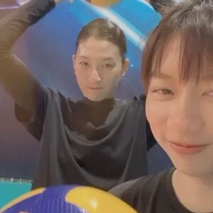 Chen Yu Instagram - 2023掰掰👋🏻
今年是身體狀況最不穩定的一年，做了各式各樣的檢查都沒有結果，心因性，這個結果也顯示出人有多需要一個可以抓住的結果，唉
總之，現在康復後覺得什麼問題都不是問題了。
不慌不忙，是心之所向，繼續相信自己、相信身邊的夥伴。
謝謝大家的陪伴，又一起度過一年，
祝螢幕前的你2024快樂平安☺️✨
-
③有一段時間我把台北某酒吧的iPad菜單封面全換成小碗的照片
④我以為我很累，來找好友充電，沒想到她比我更累，輸了
⑤⑥今年最了不起的貓保母，真的太麻煩你們了，謝謝🥹
⑦⑧我的2023超過一半是女兒大人加個賴，我只能用一些大叫的情緒來表達，痛快。