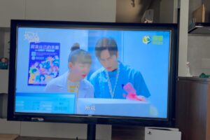 Chen Yu Instagram - 2023掰掰👋🏻
今年是身體狀況最不穩定的一年，做了各式各樣的檢查都沒有結果，心因性，這個結果也顯示出人有多需要一個可以抓住的結果，唉
總之，現在康復後覺得什麼問題都不是問題了。
不慌不忙，是心之所向，繼續相信自己、相信身邊的夥伴。
謝謝大家的陪伴，又一起度過一年，
祝螢幕前的你2024快樂平安☺️✨
-
③有一段時間我把台北某酒吧的iPad菜單封面全換成小碗的照片
④我以為我很累，來找好友充電，沒想到她比我更累，輸了
⑤⑥今年最了不起的貓保母，真的太麻煩你們了，謝謝🥹
⑦⑧我的2023超過一半是女兒大人加個賴，我只能用一些大叫的情緒來表達，痛快。