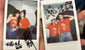 Chen Yu Instagram - 我的第一部驚悚電影《鬼天廈》今天上映！
宣傳期間被嚇很多次，還以為我演乩身不用被嚇🫨
帥氣安撫亡靈的我，確實只有在電影中才能看到！哈！
-
想先分享一個神奇的幕後故事，
每一段「靈語」因為有戲劇張力的需求，不同於大家常聽到的呢喃式靈語，是我們自己創造的語言，寫完也都有告訴道長，請道長再幫忙確認、請示神明。
我們有中文的依據在改編（改子音母音這種邏輯），而原意主要是祝福迴向的內容。
電影中我的角色佩芝跟媽媽有一顆，上輩子就約定好要再見面的手心痣，拍完之後不久，我的左手心也神祕地長了一顆痣，上網查都是好的意思，像是收到另一個維度的禮物那樣。
電影最後有一個經文畫面，我猜後製團隊也是希望可以迴向好的祝福給大家吧(´▽｀)

繼續加油，謝謝大家🙌🏻🙌🏻
-
電影衣剪裁造型&化妝： @kiarawang.makeup @kiarasfx 
髮： @coloristehairstyling / @jeffery627 
@mystery_writers_movie