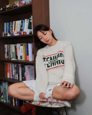 Chen Yu Instagram - 這不是在我家拍的，請不要放大看書櫃⋯⋯
📸by了不起的師弟again @wu_duke 
👔也是一樣 @lacoste