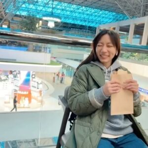 Chen Yu Instagram - 報個平安💜
以前很少離家工作的，難道全點到今年了？
同行的高中生放了My chemical Romance的音樂，而且她以為我跟她一樣16，
好，時差五小時，昨天整晚沒睡，先醬。
 #紐西蘭航空直飛