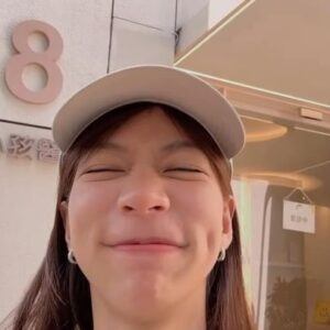 Chen Yu Instagram - 最後影片有貓咪大叫注意⚠️
我家的呼嚕&皮皮很少出門，洗澡什麼的都自己處理，可是他們兩個也要11歲了，即便貓貓會比較緊張，還是該給他們健康檢查，對各數據有個概念，之後追蹤任何狀況才會容易一些。
昨天帶小皮去龐龐 @pumpum_furbaby_clinic 健康檢查，環境很可愛，也感受得到大家對毛小孩們都很友善，雖然小皮全程大叫個不停，無辜無辜鼻子紅紅～幸好數據都很不錯☺️
偶爾也來貼貼小皮，不然呼嚕在版上存在感實在太高了。