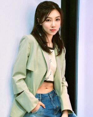 Cherry Ngan Instagram - 「分析？推理？思考？⋯⋯沒時間了，憑感覺吧！」

感恩今年生日，在舞台劇排練中度過。
祝大家平安，長樂！要來看舞台劇哦！☺️❤️

hair @hugopoon.hairstylist 
makeup @vinciwinki.winki 
outfit @portspure