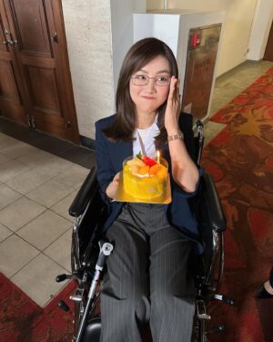 Cherry Ngan Instagram - 受傷教會我一件事：

「要很努力  才看起來毫不費力」
這個道理要秉持

但更重要的  是示弱的能力🥲

其實我只是個熱愛演戲的弱質女流🥲
各位新年快樂！身體健康！
明年見！🤣🤙🏻🤍

#感謝我也是劇組為我補祝生日🤍
#我也是 #MeToo