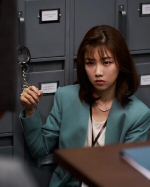 Cherry Ngan Instagram - 1996年，
初出茅廬，從未遇過槍案的文員，
II內部調查科警司助理Maggie。

#談判專家 #CrisisNegotiators