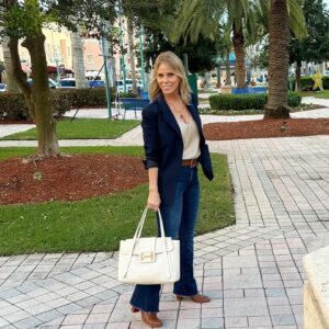 Cheryl Hines Instagram - Not mad about a work trip to Boca! 🌴🌸☀️

#palmtrees #sunshine #boca