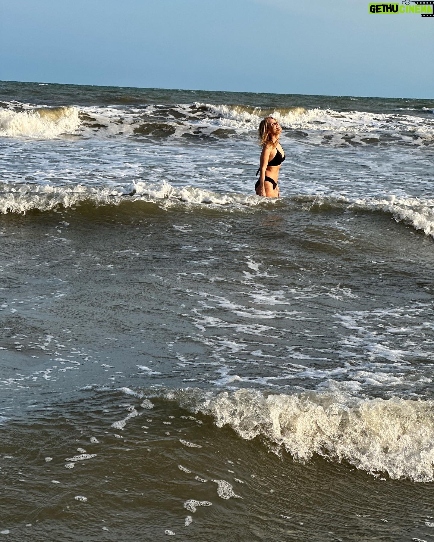 Cheryl Hines Instagram - Wishing I was still back in South Carolina enjoying the scenery 🩵🩵🩵 Is summer really over? #summer #beach #bathrobe #southcarolina