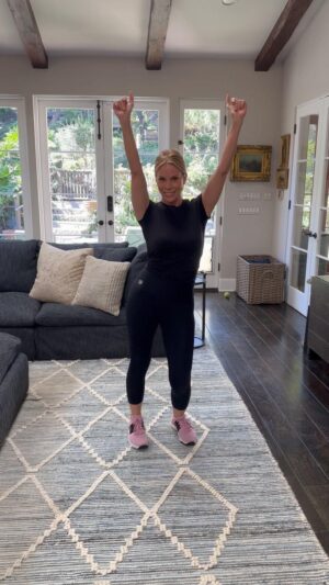 Cheryl Hines Instagram - Friday Fitness test... this wasn't too bad, right?! 💪😜

#fitnesstest #friyay #weekendvibes