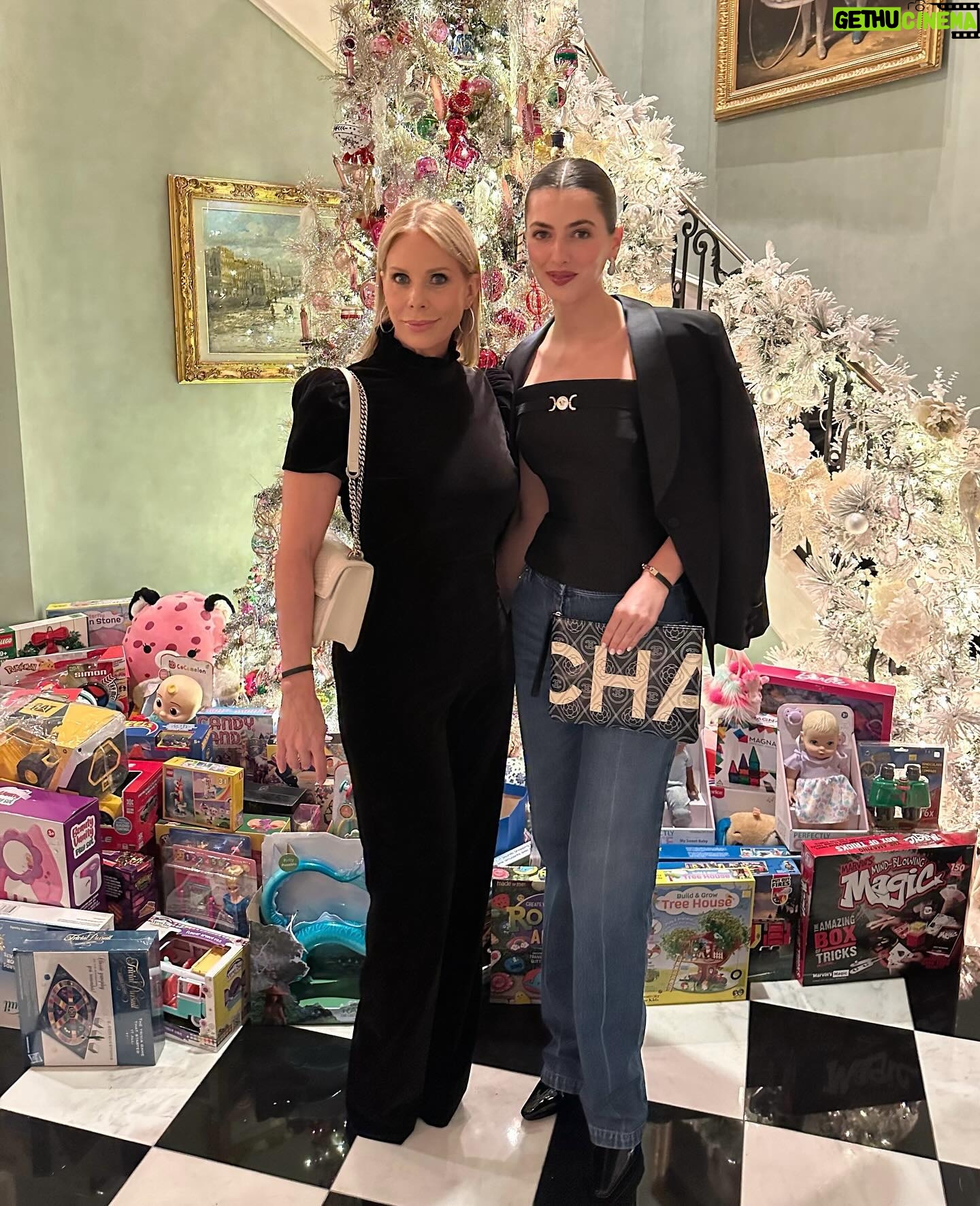Cheryl Hines Instagram - Thank you @kathyhilton for inviting us to your beautiful toy drive for the #lamission. ✨✨ #happyholidays #toydrive #family #friends