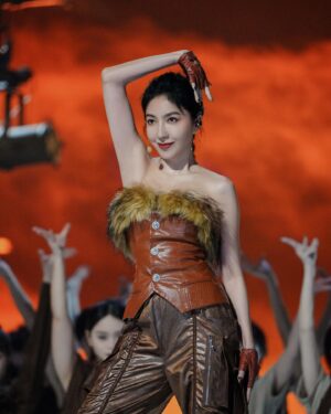 Cheryl Yang Instagram - 很難，但很爽的第一個舞台🔥

#乘風2024
#浪姐
