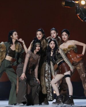 Cheryl Yang Instagram - 很難，但很爽的第一個舞台🔥

#乘風2024
#浪姐