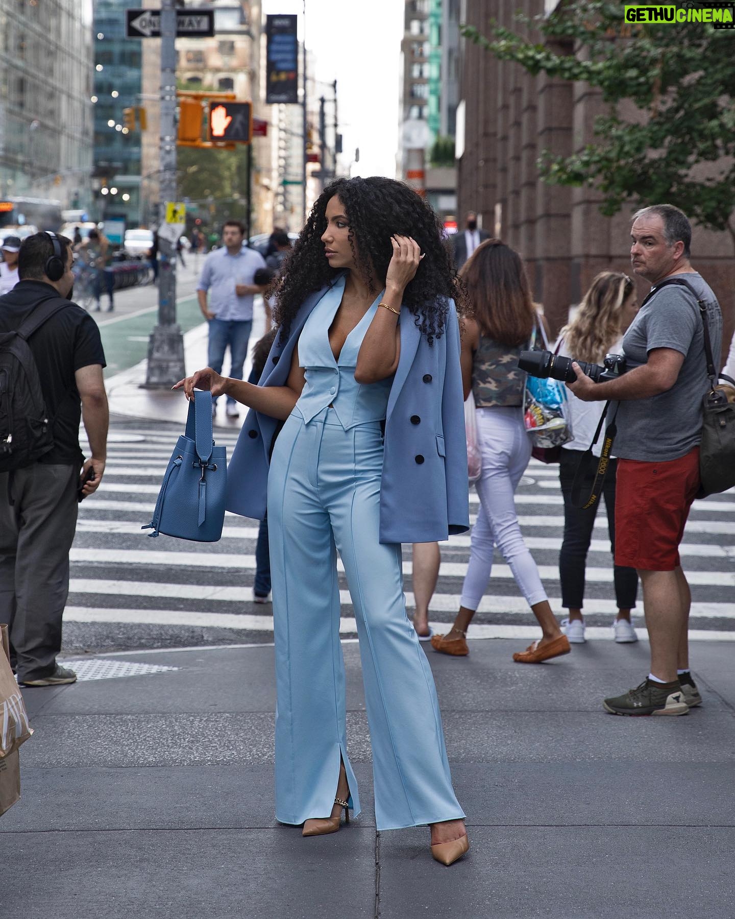 Cheslie Kryst - 13.1K Likes - It’s been an eye-catching New York Fashion Week here in the city 😉😂😂 .
.
.
.
#nyfw #nyfw2021 #streetstyle #nystreetstyle #bluesuit #monochromatic #monochromaticoutfit #wcg #whitecollarglam