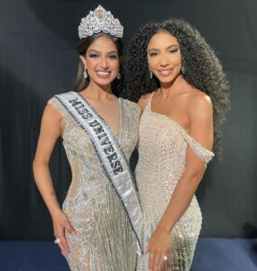 Cheslie Kryst Instagram - CONGRATULATIONS to the new Miss Universe @harnaazsandhu_03 of India!!!! I interviewed our new queen backstage for @extratv mere minutes after she was crowned and even in the hectic rush of getting makeup touch ups and adjusting her crown, she was poised and personable. Excited to see what she has in store this year! . . . . #missuniverse #missuniverse2021 #missindia