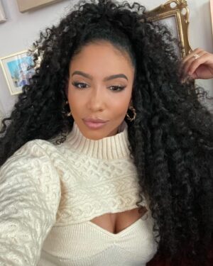 Cheslie Kryst Instagram - Sweater weather 😌 …..in other news, did you know there’s a difference between macarons and macaroons?? Apparently I’ve been calling macarons (pronounced mak-uh-rahns) macaroons this whole time and I’m probably going to keep doing it since it seems like the rest of the U.S. does too and I don’t want people to be confused when I order dessert 😂😂😂😂😂 .
.
.
.
#macaroon #macaron #sweaterweather #sweater #cropsweater #sweaterset #ootd