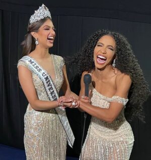 Cheslie Kryst Instagram - CONGRATULATIONS to the new Miss Universe @harnaazsandhu_03 of India!!!! I interviewed our new queen backstage for @extratv mere minutes after she was crowned and even in the hectic rush of getting makeup touch ups and adjusting her crown, she was poised and personable. Excited to see what she has in store this year! .
.
.
.
#missuniverse #missuniverse2021 #missindia