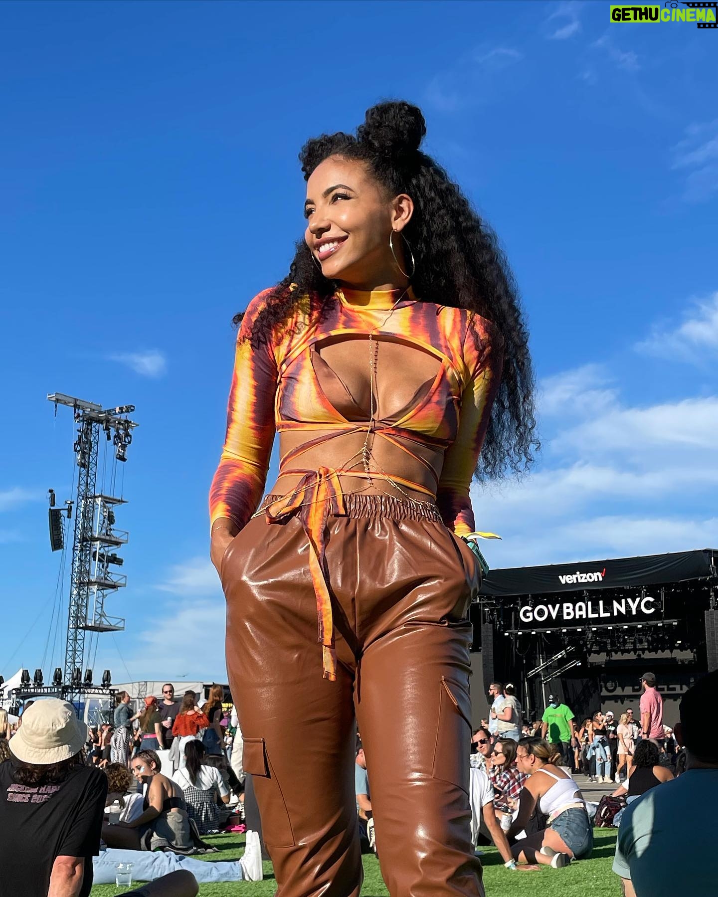 Cheslie Kryst Instagram - Festival things. Life is so much better when your pants have FOUR pockets . . . . #governorsball #govballnyc #festival #festivalfashion #festivaloutfit
