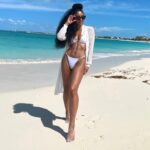 Cheslie Kryst Instagram - When your shadow is growing a food baby but your body is in gym mode 😂😂😂😂 it be your own people sometimes lol . . . . #beachy #beachbod #beachlife #curlyhair #curls