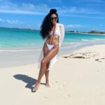 Cheslie Kryst Instagram - When your shadow is growing a food baby but your body is in gym mode 😂😂😂😂 it be your own people sometimes lol . . . . #beachy #beachbod #beachlife #curlyhair #curls